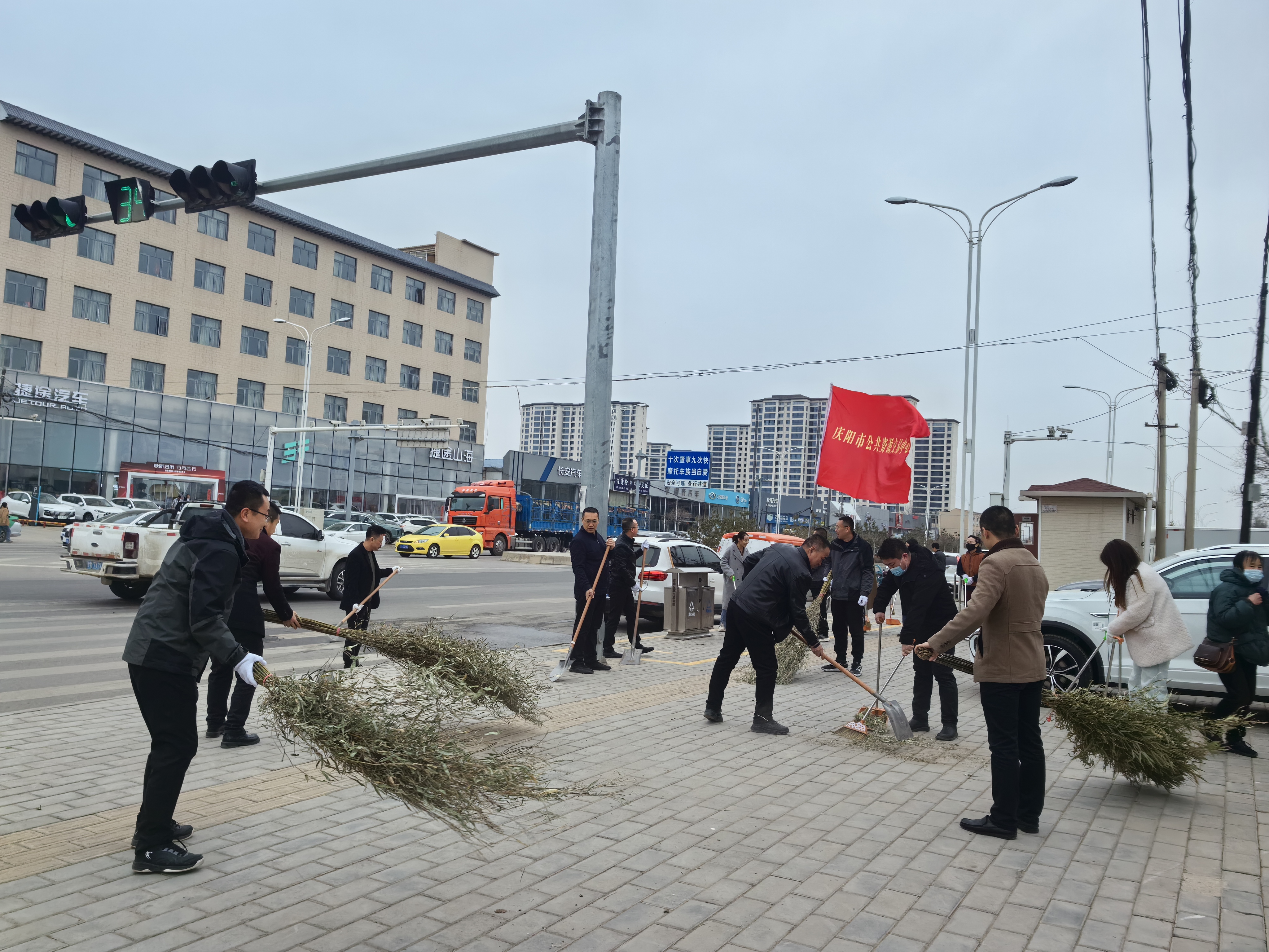 庆阳市公共资源交易中心党支部开展“卫生清扫 文明劝导”主题党日活动助力文明城市创建